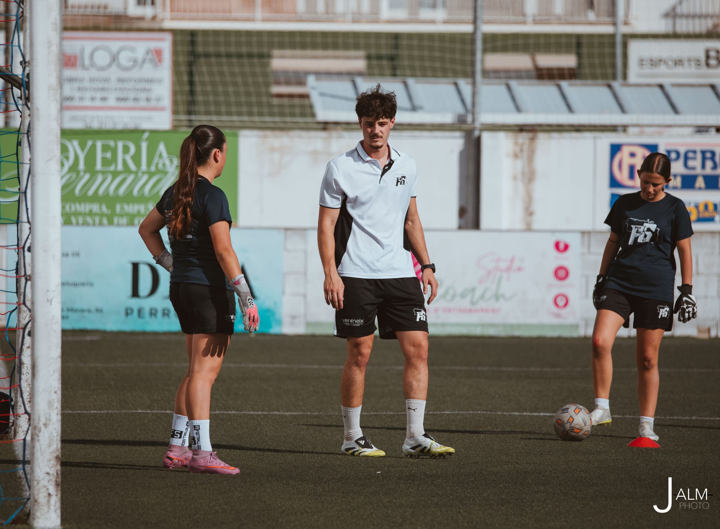 Sesión técnica con balón en césped
