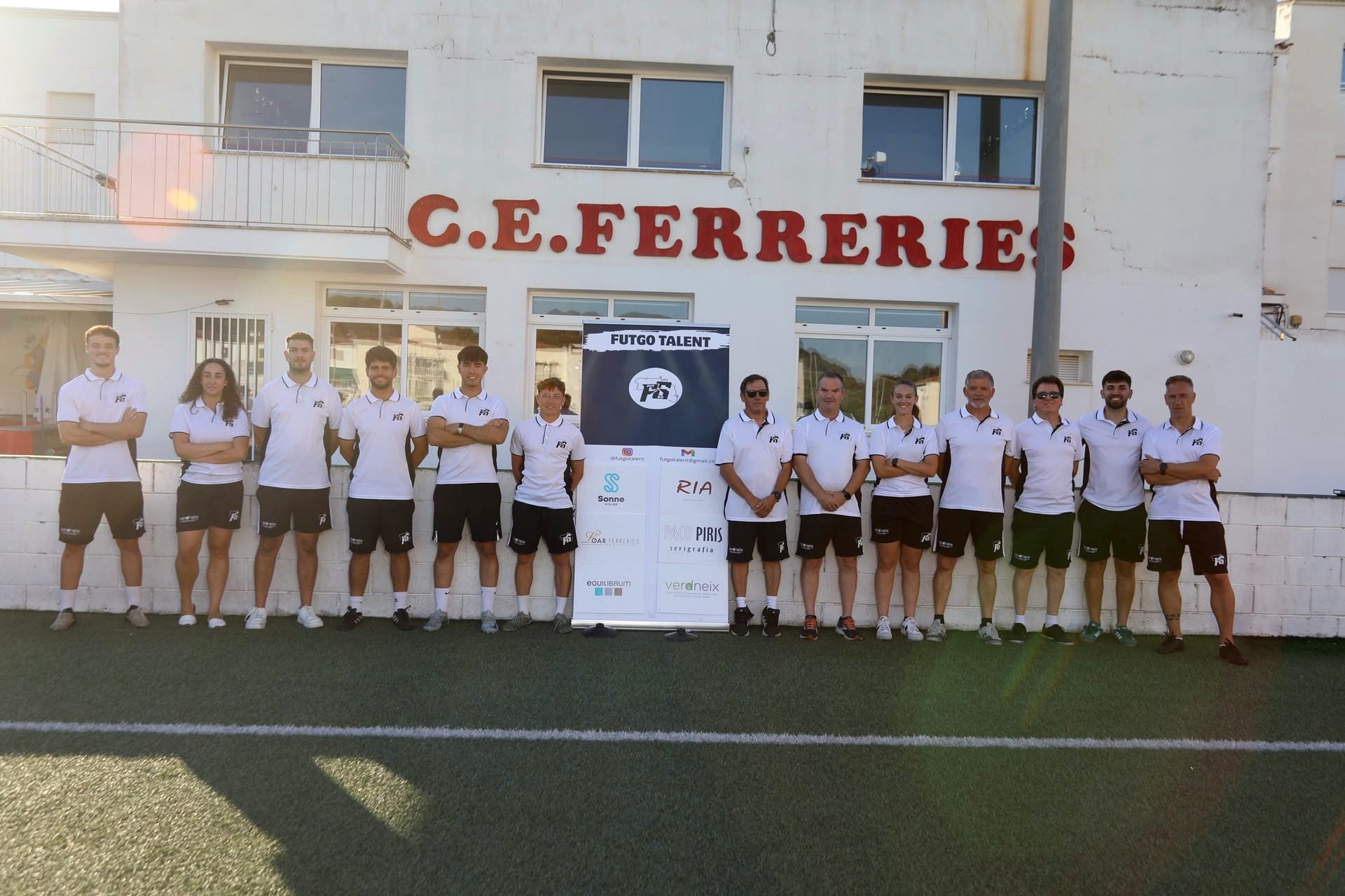 Equipo de Futgo Talent reunido en el campo