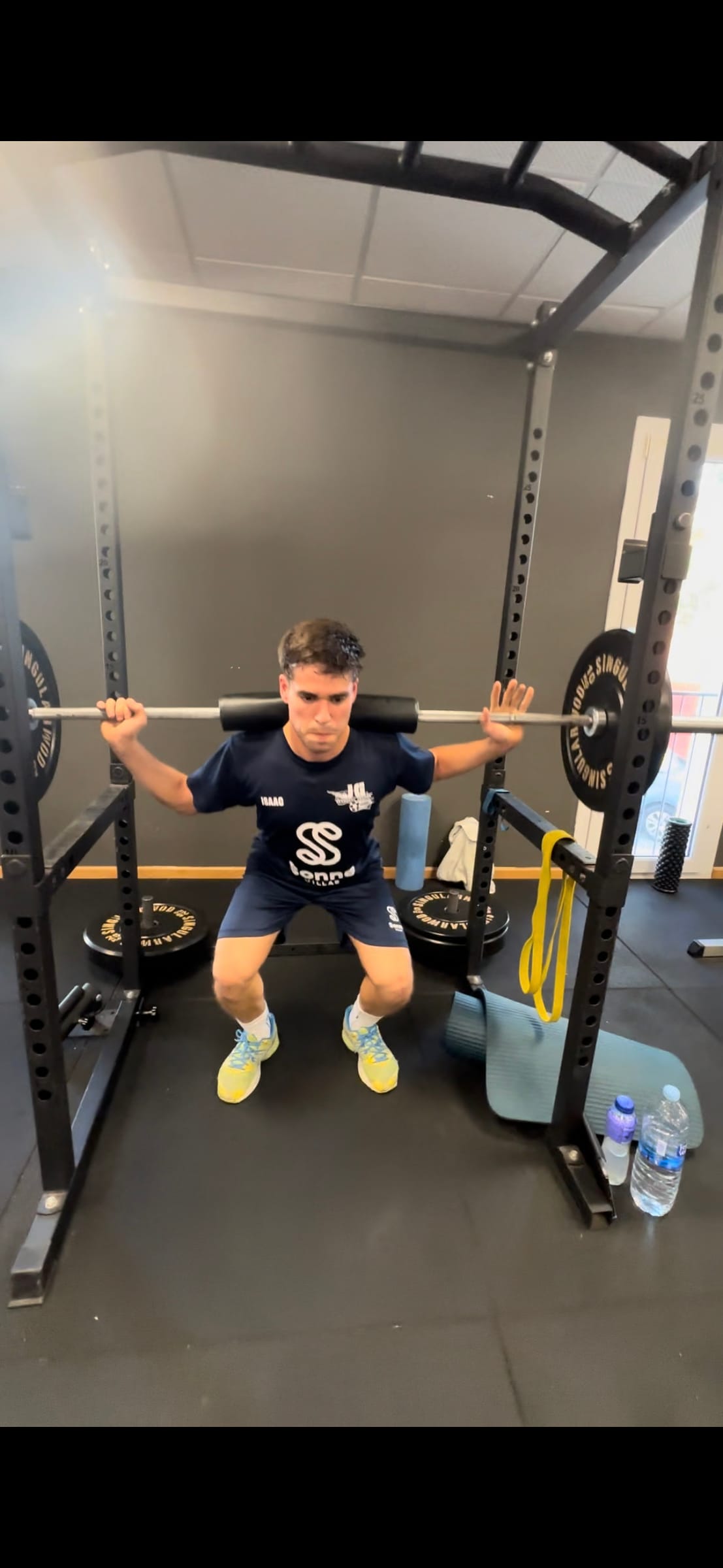 Entrenamiento de fuerza y estabilidad en gimnasio